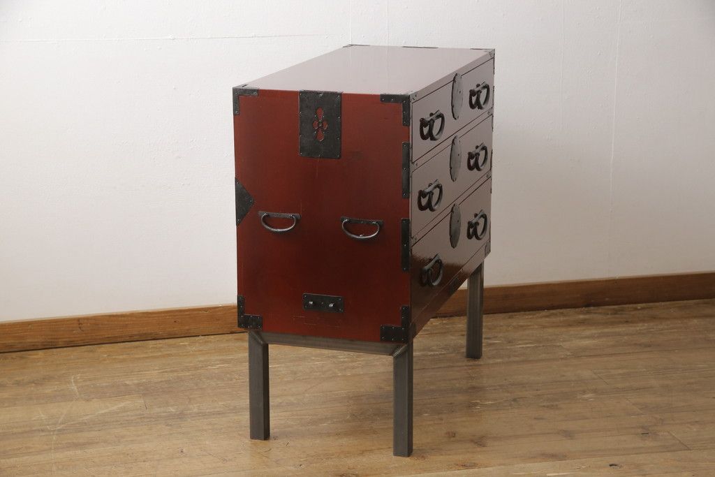 3段重ね桐箪笥の中段・下段を2つの脚付き箪笥にリメイク!中段は1段目をフラップダウン扉に変更。どちらも天板補強とガラス板を追加し、アイアン脚と引き出しにスライドレールを追加。カシュー塗料で仕上げ。