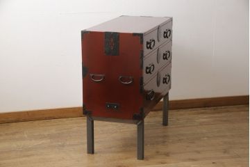 3段重ね桐箪笥の中段・下段を2つの脚付き箪笥にリメイク!中段は1段目をフラップダウン扉に変更。どちらも天板補強とガラス板を追加し、アイアン脚と引き出しにスライドレールを追加。カシュー塗料で仕上げ。