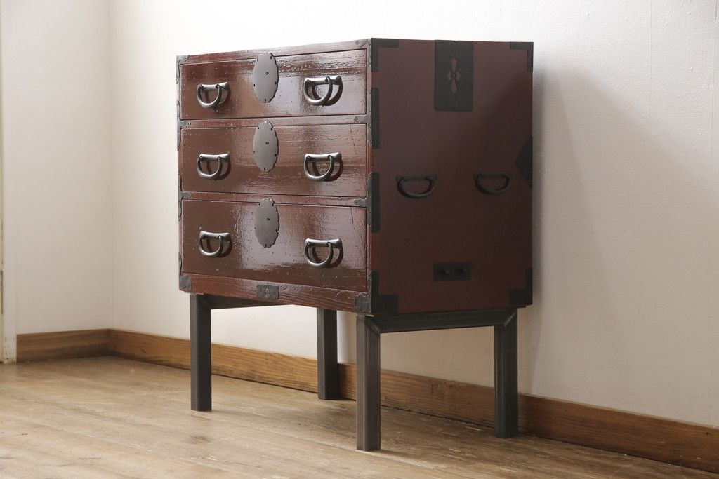 3段重ね桐箪笥の中段・下段を2つの脚付き箪笥にリメイク!中段は1段目をフラップダウン扉に変更。どちらも天板補強とガラス板を追加し、アイアン脚と引き出しにスライドレールを追加。カシュー塗料で仕上げ。