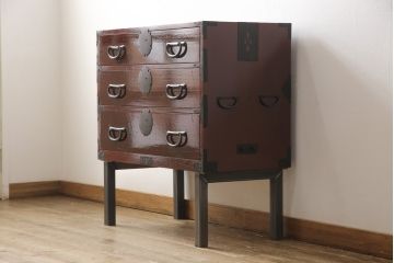 3段重ね桐箪笥の中段・下段を2つの脚付き箪笥にリメイク!中段は1段目をフラップダウン扉に変更。どちらも天板補強とガラス板を追加し、アイアン脚と引き出しにスライドレールを追加。カシュー塗料で仕上げ。