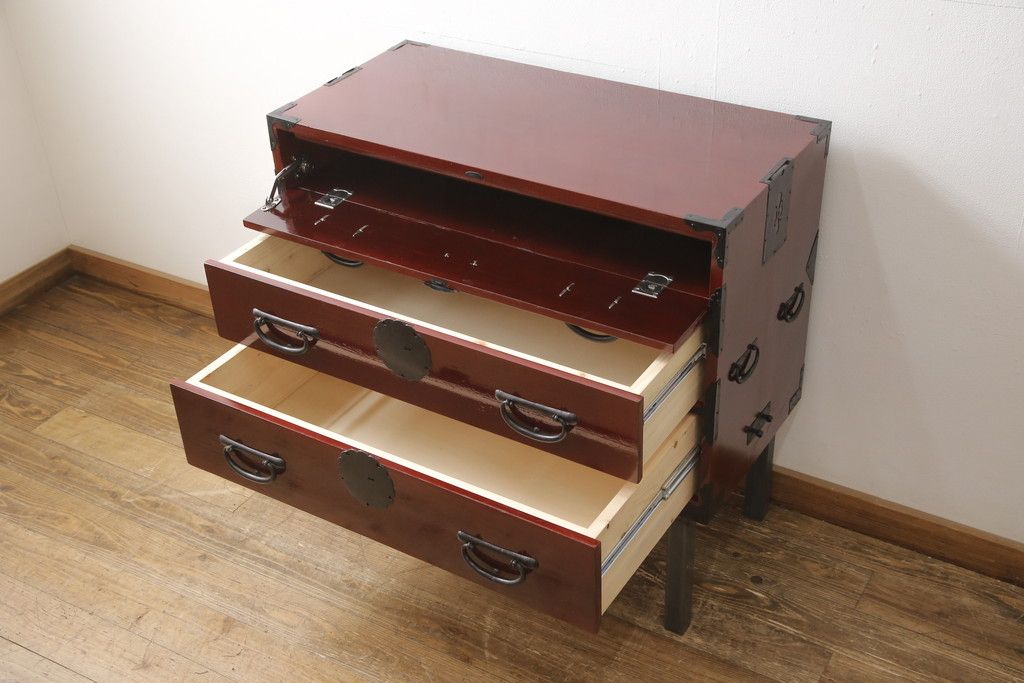 3段重ね桐箪笥の中段・下段を2つの脚付き箪笥にリメイク!中段は1段目をフラップダウン扉に変更。どちらも天板補強とガラス板を追加し、アイアン脚と引き出しにスライドレールを追加。カシュー塗料で仕上げ。