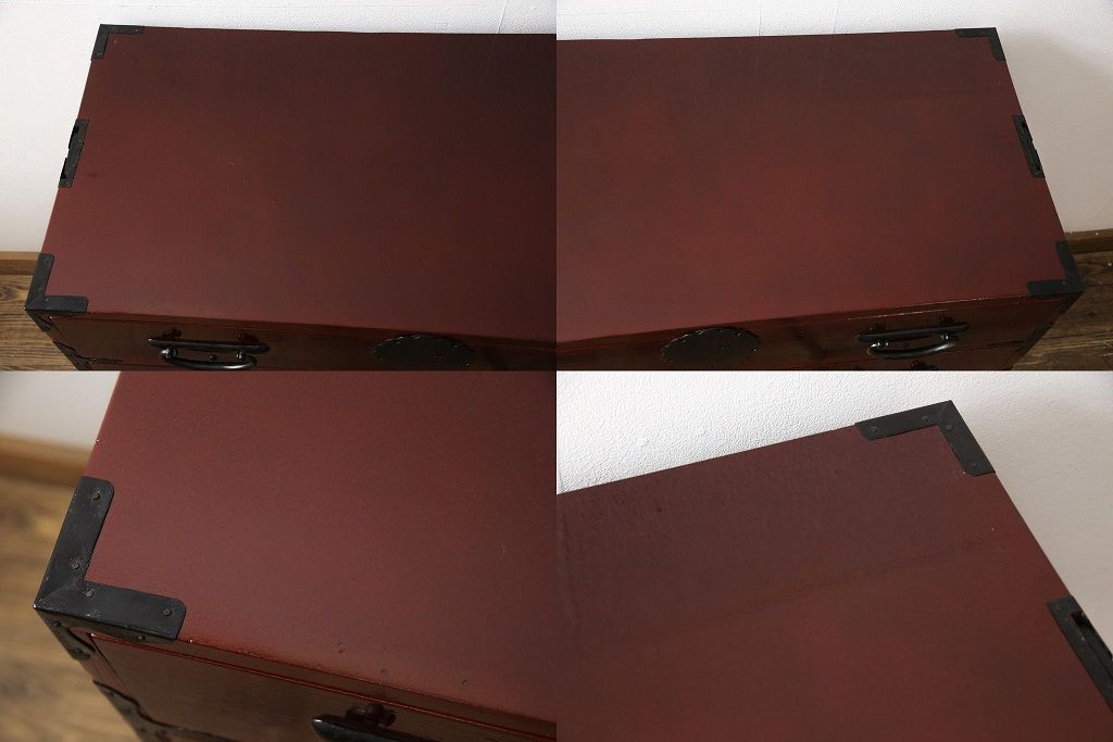 3段重ね桐箪笥の中段・下段を2つの脚付き箪笥にリメイク!中段は1段目をフラップダウン扉に変更。どちらも天板補強とガラス板を追加し、アイアン脚と引き出しにスライドレールを追加。カシュー塗料で仕上げ。