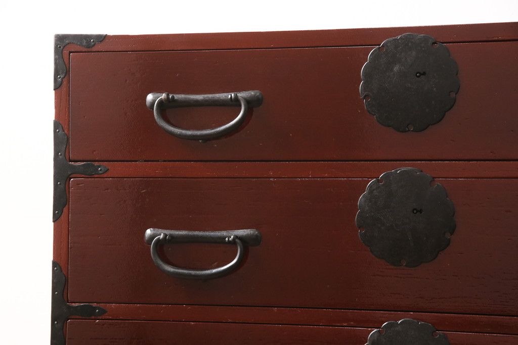 3段重ね桐箪笥の中段・下段を2つの脚付き箪笥にリメイク!中段は1段目をフラップダウン扉に変更。どちらも天板補強とガラス板を追加し、アイアン脚と引き出しにスライドレールを追加。カシュー塗料で仕上げ。