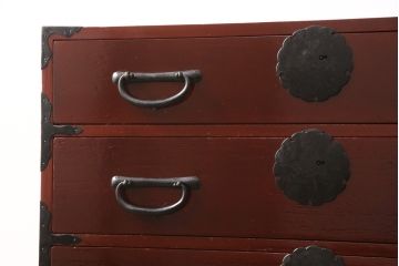 3段重ね桐箪笥の中段・下段を2つの脚付き箪笥にリメイク!中段は1段目をフラップダウン扉に変更。どちらも天板補強とガラス板を追加し、アイアン脚と引き出しにスライドレールを追加。カシュー塗料で仕上げ。