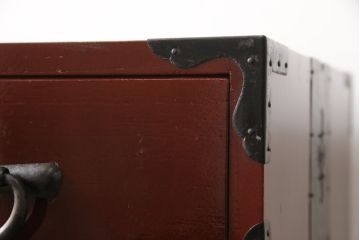 3段重ね桐箪笥の中段・下段を2つの脚付き箪笥にリメイク!中段は1段目をフラップダウン扉に変更。どちらも天板補強とガラス板を追加し、アイアン脚と引き出しにスライドレールを追加。カシュー塗料で仕上げ。