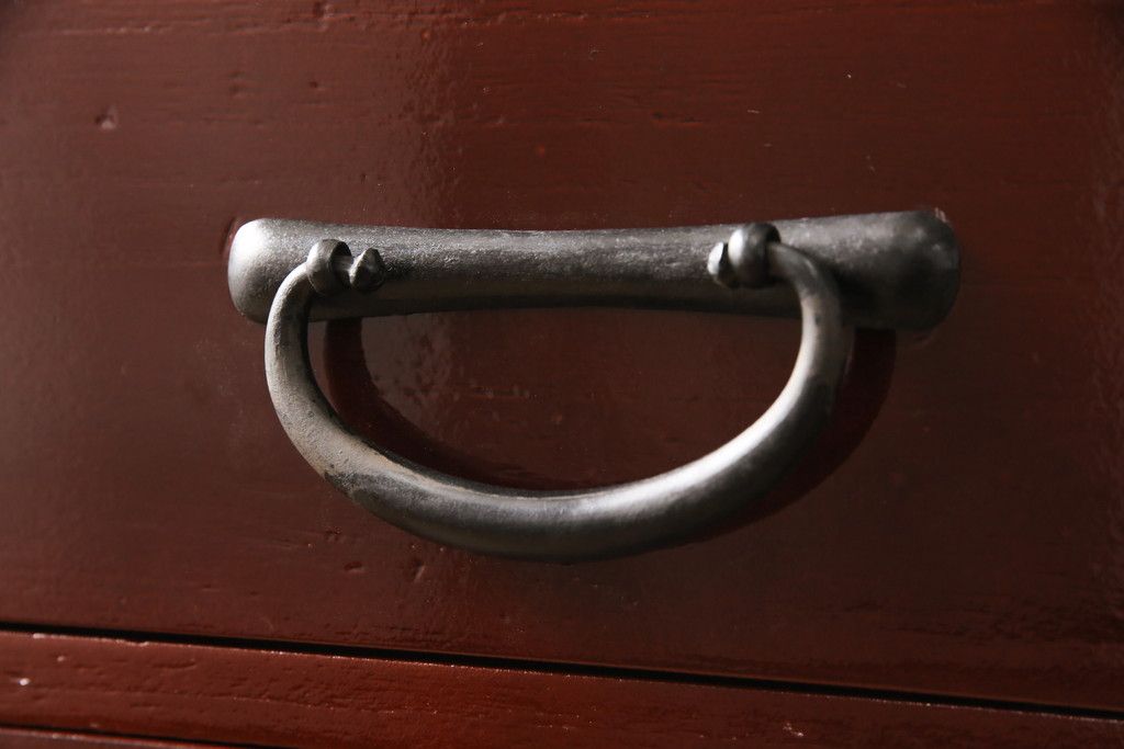 3段重ね桐箪笥の中段・下段を2つの脚付き箪笥にリメイク!中段は1段目をフラップダウン扉に変更。どちらも天板補強とガラス板を追加し、アイアン脚と引き出しにスライドレールを追加。カシュー塗料で仕上げ。