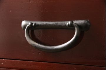 3段重ね桐箪笥の中段・下段を2つの脚付き箪笥にリメイク!中段は1段目をフラップダウン扉に変更。どちらも天板補強とガラス板を追加し、アイアン脚と引き出しにスライドレールを追加。カシュー塗料で仕上げ。