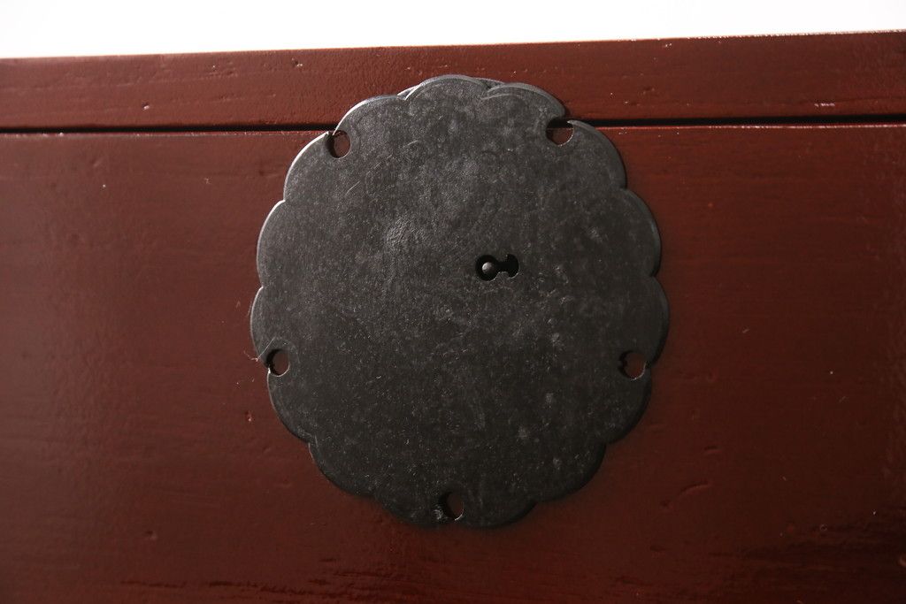 3段重ね桐箪笥の中段・下段を2つの脚付き箪笥にリメイク!中段は1段目をフラップダウン扉に変更。どちらも天板補強とガラス板を追加し、アイアン脚と引き出しにスライドレールを追加。カシュー塗料で仕上げ。