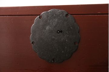 3段重ね桐箪笥の中段・下段を2つの脚付き箪笥にリメイク!中段は1段目をフラップダウン扉に変更。どちらも天板補強とガラス板を追加し、アイアン脚と引き出しにスライドレールを追加。カシュー塗料で仕上げ。