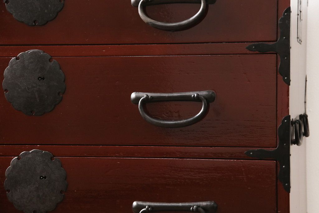 3段重ね桐箪笥の中段・下段を2つの脚付き箪笥にリメイク!中段は1段目をフラップダウン扉に変更。どちらも天板補強とガラス板を追加し、アイアン脚と引き出しにスライドレールを追加。カシュー塗料で仕上げ。