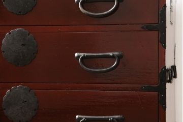 3段重ね桐箪笥の中段・下段を2つの脚付き箪笥にリメイク!中段は1段目をフラップダウン扉に変更。どちらも天板補強とガラス板を追加し、アイアン脚と引き出しにスライドレールを追加。カシュー塗料で仕上げ。