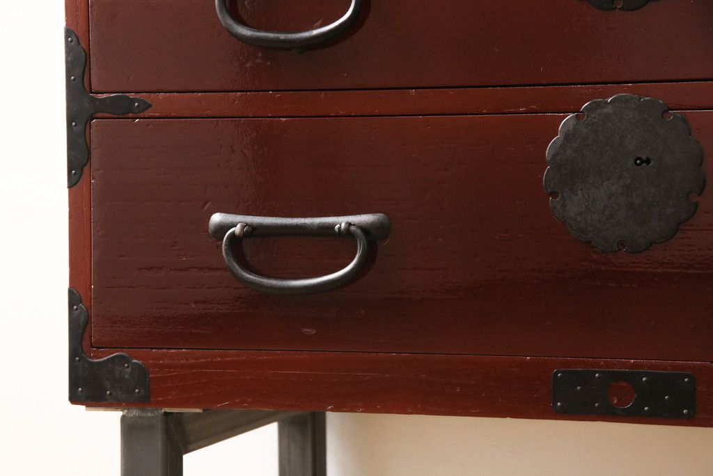 3段重ね桐箪笥の中段・下段を2つの脚付き箪笥にリメイク!中段は1段目をフラップダウン扉に変更。どちらも天板補強とガラス板を追加し、アイアン脚と引き出しにスライドレールを追加。カシュー塗料で仕上げ。