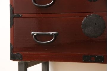 3段重ね桐箪笥の中段・下段を2つの脚付き箪笥にリメイク!中段は1段目をフラップダウン扉に変更。どちらも天板補強とガラス板を追加し、アイアン脚と引き出しにスライドレールを追加。カシュー塗料で仕上げ。