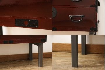 3段重ね桐箪笥の中段・下段を2つの脚付き箪笥にリメイク!中段は1段目をフラップダウン扉に変更。どちらも天板補強とガラス板を追加し、アイアン脚と引き出しにスライドレールを追加。カシュー塗料で仕上げ。