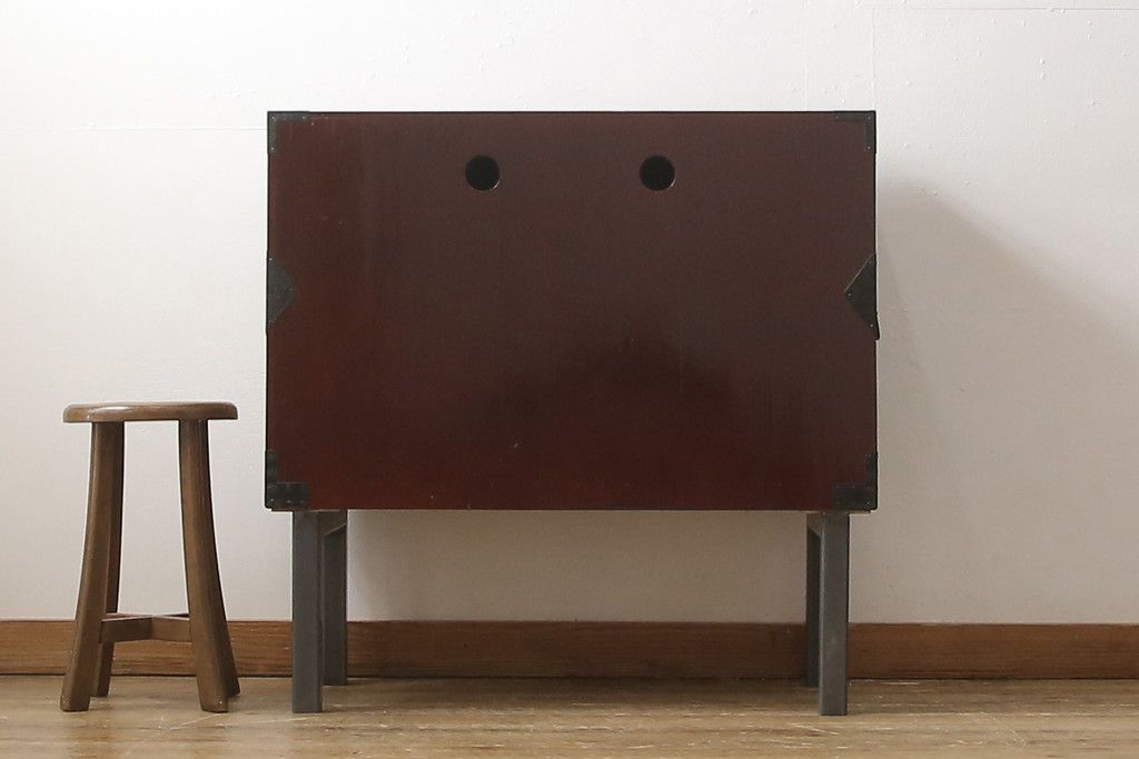 3段重ね桐箪笥の中段・下段を2つの脚付き箪笥にリメイク!中段は1段目をフラップダウン扉に変更。どちらも天板補強とガラス板を追加し、アイアン脚と引き出しにスライドレールを追加。カシュー塗料で仕上げ。