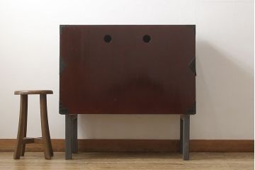 3段重ね桐箪笥の中段・下段を2つの脚付き箪笥にリメイク!中段は1段目をフラップダウン扉に変更。どちらも天板補強とガラス板を追加し、アイアン脚と引き出しにスライドレールを追加。カシュー塗料で仕上げ。