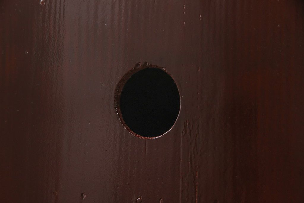 3段重ね桐箪笥の中段・下段を2つの脚付き箪笥にリメイク!中段は1段目をフラップダウン扉に変更。どちらも天板補強とガラス板を追加し、アイアン脚と引き出しにスライドレールを追加。カシュー塗料で仕上げ。