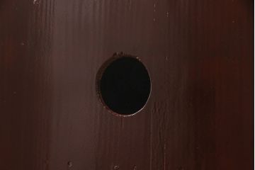 3段重ね桐箪笥の中段・下段を2つの脚付き箪笥にリメイク!中段は1段目をフラップダウン扉に変更。どちらも天板補強とガラス板を追加し、アイアン脚と引き出しにスライドレールを追加。カシュー塗料で仕上げ。