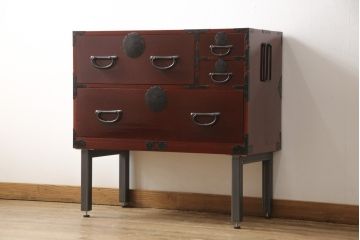 3段重ね桐箪笥の中段・下段を2つの脚付き箪笥にリメイク!中段は1段目をフラップダウン扉に変更。どちらも天板補強とガラス板を追加し、アイアン脚と引き出しにスライドレールを追加。カシュー塗料で仕上げ。