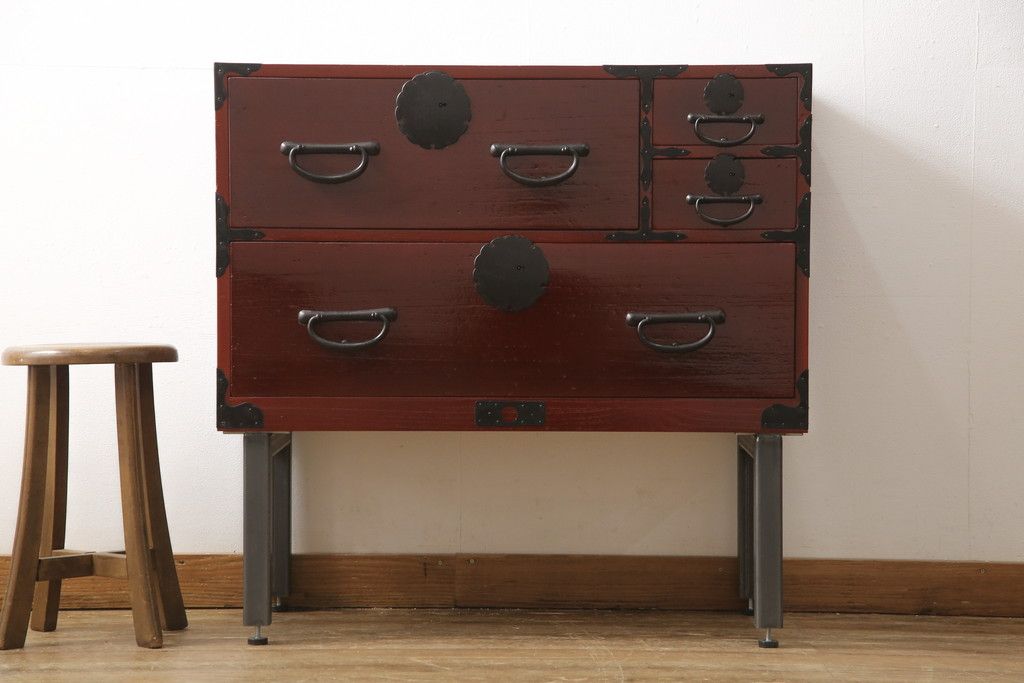 3段重ね桐箪笥の中段・下段を2つの脚付き箪笥にリメイク!中段は1段目をフラップダウン扉に変更。どちらも天板補強とガラス板を追加し、アイアン脚と引き出しにスライドレールを追加。カシュー塗料で仕上げ。