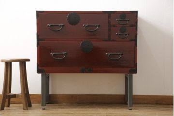 3段重ね桐箪笥の中段・下段を2つの脚付き箪笥にリメイク!中段は1段目をフラップダウン扉に変更。どちらも天板補強とガラス板を追加し、アイアン脚と引き出しにスライドレールを追加。カシュー塗料で仕上げ。