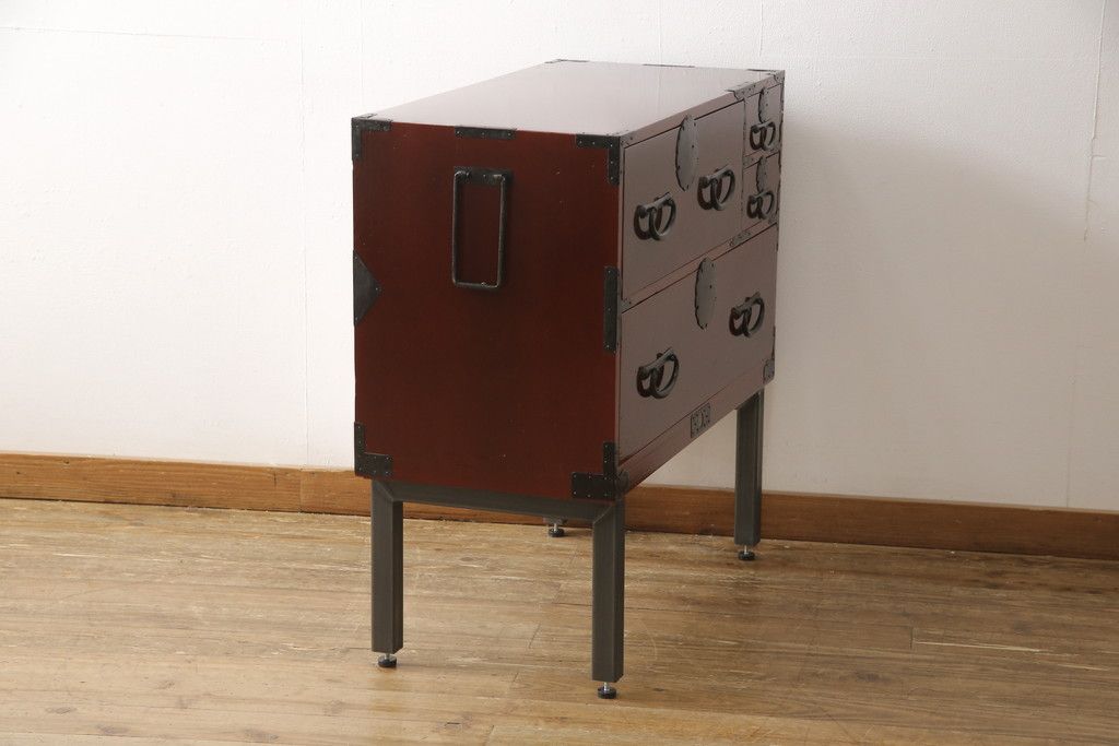 3段重ね桐箪笥の中段・下段を2つの脚付き箪笥にリメイク!中段は1段目をフラップダウン扉に変更。どちらも天板補強とガラス板を追加し、アイアン脚と引き出しにスライドレールを追加。カシュー塗料で仕上げ。