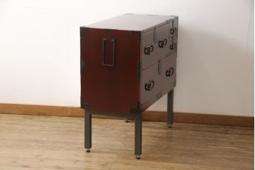 3段重ね桐箪笥の中段・下段を2つの脚付き箪笥にリメイク!中段は1段目をフラップダウン扉に変更。どちらも天板補強とガラス板を追加し、アイアン脚と引き出しにスライドレールを追加。カシュー塗料で仕上げ。