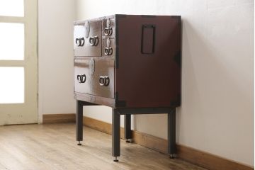 3段重ね桐箪笥の中段・下段を2つの脚付き箪笥にリメイク!中段は1段目をフラップダウン扉に変更。どちらも天板補強とガラス板を追加し、アイアン脚と引き出しにスライドレールを追加。カシュー塗料で仕上げ。