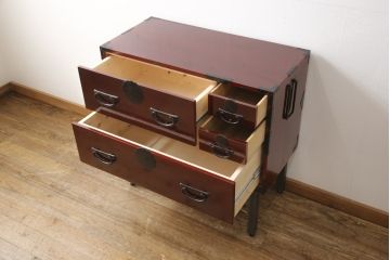 3段重ね桐箪笥の中段・下段を2つの脚付き箪笥にリメイク!中段は1段目をフラップダウン扉に変更。どちらも天板補強とガラス板を追加し、アイアン脚と引き出しにスライドレールを追加。カシュー塗料で仕上げ。