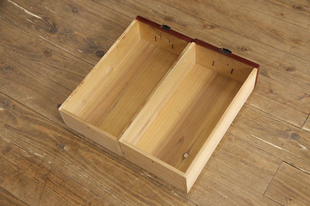 3段重ね桐箪笥の中段・下段を2つの脚付き箪笥にリメイク!中段は1段目をフラップダウン扉に変更。どちらも天板補強とガラス板を追加し、アイアン脚と引き出しにスライドレールを追加。カシュー塗料で仕上げ。