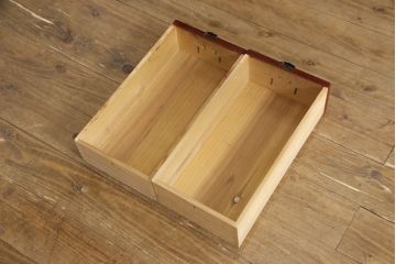 3段重ね桐箪笥の中段・下段を2つの脚付き箪笥にリメイク!中段は1段目をフラップダウン扉に変更。どちらも天板補強とガラス板を追加し、アイアン脚と引き出しにスライドレールを追加。カシュー塗料で仕上げ。