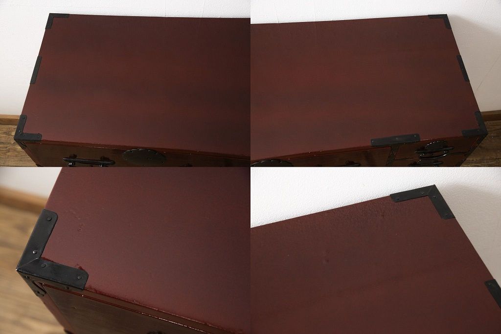 3段重ね桐箪笥の中段・下段を2つの脚付き箪笥にリメイク!中段は1段目をフラップダウン扉に変更。どちらも天板補強とガラス板を追加し、アイアン脚と引き出しにスライドレールを追加。カシュー塗料で仕上げ。