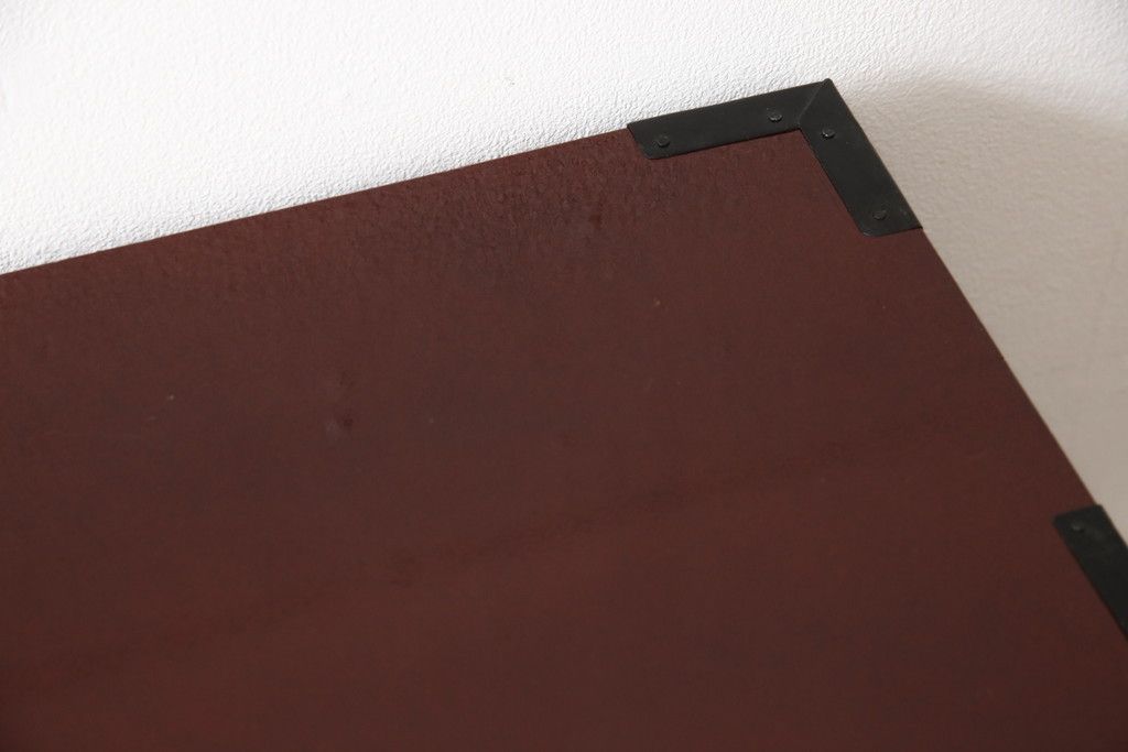 3段重ね桐箪笥の中段・下段を2つの脚付き箪笥にリメイク!中段は1段目をフラップダウン扉に変更。どちらも天板補強とガラス板を追加し、アイアン脚と引き出しにスライドレールを追加。カシュー塗料で仕上げ。