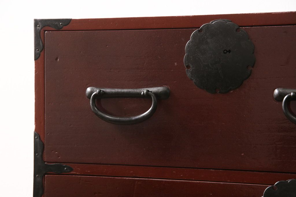 3段重ね桐箪笥の中段・下段を2つの脚付き箪笥にリメイク!中段は1段目をフラップダウン扉に変更。どちらも天板補強とガラス板を追加し、アイアン脚と引き出しにスライドレールを追加。カシュー塗料で仕上げ。