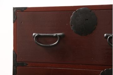 3段重ね桐箪笥の中段・下段を2つの脚付き箪笥にリメイク!中段は1段目をフラップダウン扉に変更。どちらも天板補強とガラス板を追加し、アイアン脚と引き出しにスライドレールを追加。カシュー塗料で仕上げ。