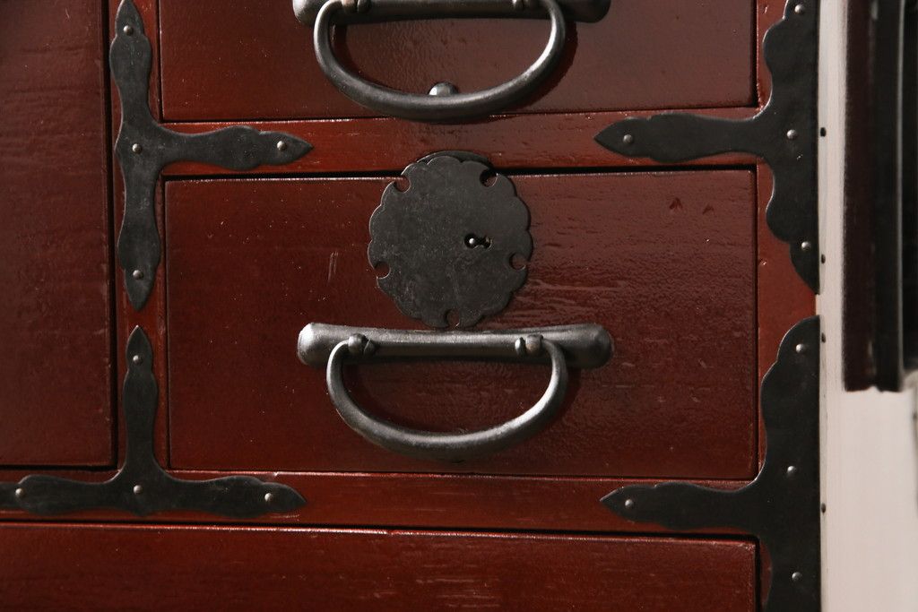 3段重ね桐箪笥の中段・下段を2つの脚付き箪笥にリメイク!中段は1段目をフラップダウン扉に変更。どちらも天板補強とガラス板を追加し、アイアン脚と引き出しにスライドレールを追加。カシュー塗料で仕上げ。