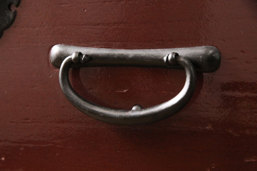 3段重ね桐箪笥の中段・下段を2つの脚付き箪笥にリメイク!中段は1段目をフラップダウン扉に変更。どちらも天板補強とガラス板を追加し、アイアン脚と引き出しにスライドレールを追加。カシュー塗料で仕上げ。