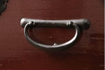 3段重ね桐箪笥の中段・下段を2つの脚付き箪笥にリメイク!中段は1段目をフラップダウン扉に変更。どちらも天板補強とガラス板を追加し、アイアン脚と引き出しにスライドレールを追加。カシュー塗料で仕上げ。