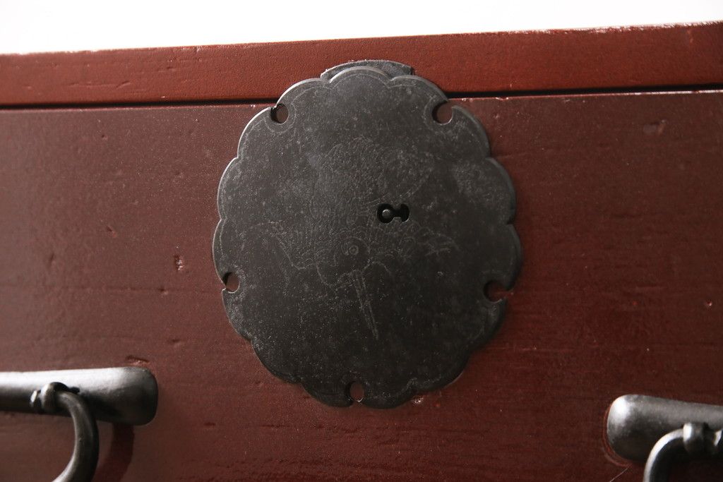 3段重ね桐箪笥の中段・下段を2つの脚付き箪笥にリメイク!中段は1段目をフラップダウン扉に変更。どちらも天板補強とガラス板を追加し、アイアン脚と引き出しにスライドレールを追加。カシュー塗料で仕上げ。