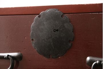 3段重ね桐箪笥の中段・下段を2つの脚付き箪笥にリメイク!中段は1段目をフラップダウン扉に変更。どちらも天板補強とガラス板を追加し、アイアン脚と引き出しにスライドレールを追加。カシュー塗料で仕上げ。