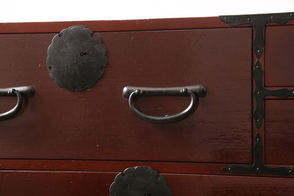 3段重ね桐箪笥の中段・下段を2つの脚付き箪笥にリメイク!中段は1段目をフラップダウン扉に変更。どちらも天板補強とガラス板を追加し、アイアン脚と引き出しにスライドレールを追加。カシュー塗料で仕上げ。