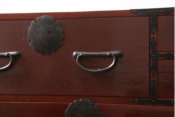 3段重ね桐箪笥の中段・下段を2つの脚付き箪笥にリメイク!中段は1段目をフラップダウン扉に変更。どちらも天板補強とガラス板を追加し、アイアン脚と引き出しにスライドレールを追加。カシュー塗料で仕上げ。