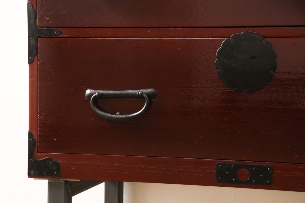 3段重ね桐箪笥の中段・下段を2つの脚付き箪笥にリメイク!中段は1段目をフラップダウン扉に変更。どちらも天板補強とガラス板を追加し、アイアン脚と引き出しにスライドレールを追加。カシュー塗料で仕上げ。