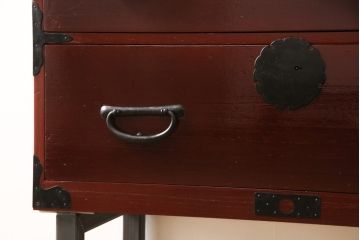 3段重ね桐箪笥の中段・下段を2つの脚付き箪笥にリメイク!中段は1段目をフラップダウン扉に変更。どちらも天板補強とガラス板を追加し、アイアン脚と引き出しにスライドレールを追加。カシュー塗料で仕上げ。