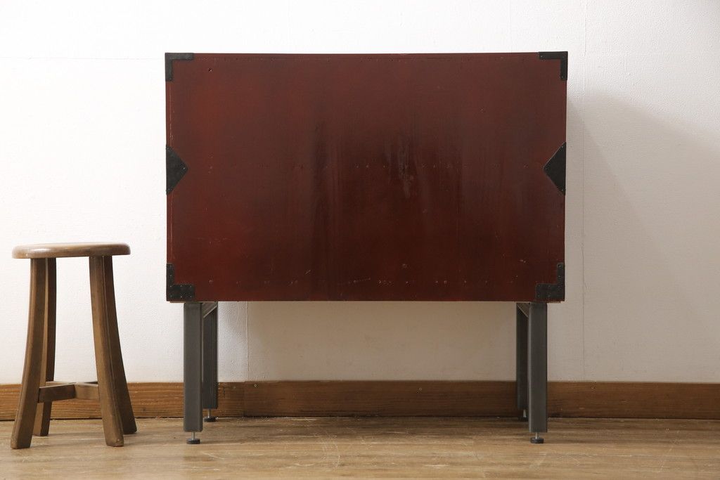 3段重ね桐箪笥の中段・下段を2つの脚付き箪笥にリメイク!中段は1段目をフラップダウン扉に変更。どちらも天板補強とガラス板を追加し、アイアン脚と引き出しにスライドレールを追加。カシュー塗料で仕上げ。