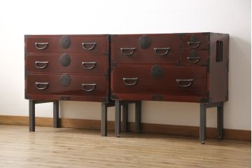 3段重ね桐箪笥の中段・下段を2つの脚付き箪笥にリメイク!中段は1段目をフラップダウン扉に変更。どちらも天板補強とガラス板を追加し、アイアン脚と引き出しにスライドレールを追加。カシュー塗料で仕上げ。