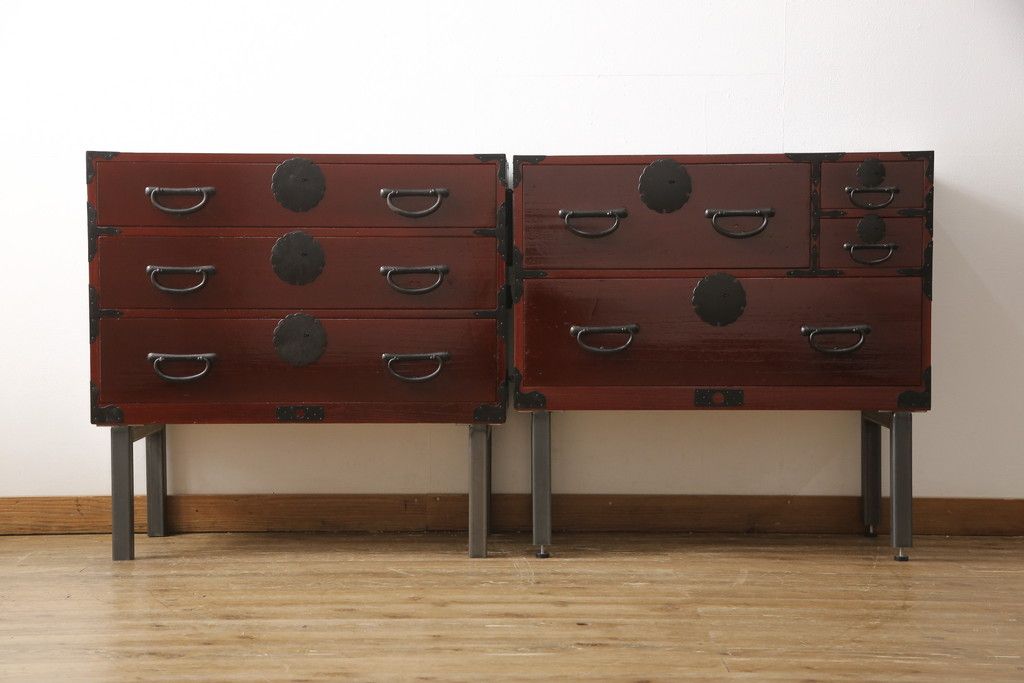 3段重ね桐箪笥の中段・下段を2つの脚付き箪笥にリメイク!中段は1段目をフラップダウン扉に変更。どちらも天板補強とガラス板を追加し、アイアン脚と引き出しにスライドレールを追加。カシュー塗料で仕上げ。