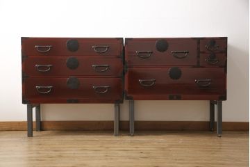 3段重ね桐箪笥の中段・下段を2つの脚付き箪笥にリメイク!中段は1段目をフラップダウン扉に変更。どちらも天板補強とガラス板を追加し、アイアン脚と引き出しにスライドレールを追加。カシュー塗料で仕上げ。