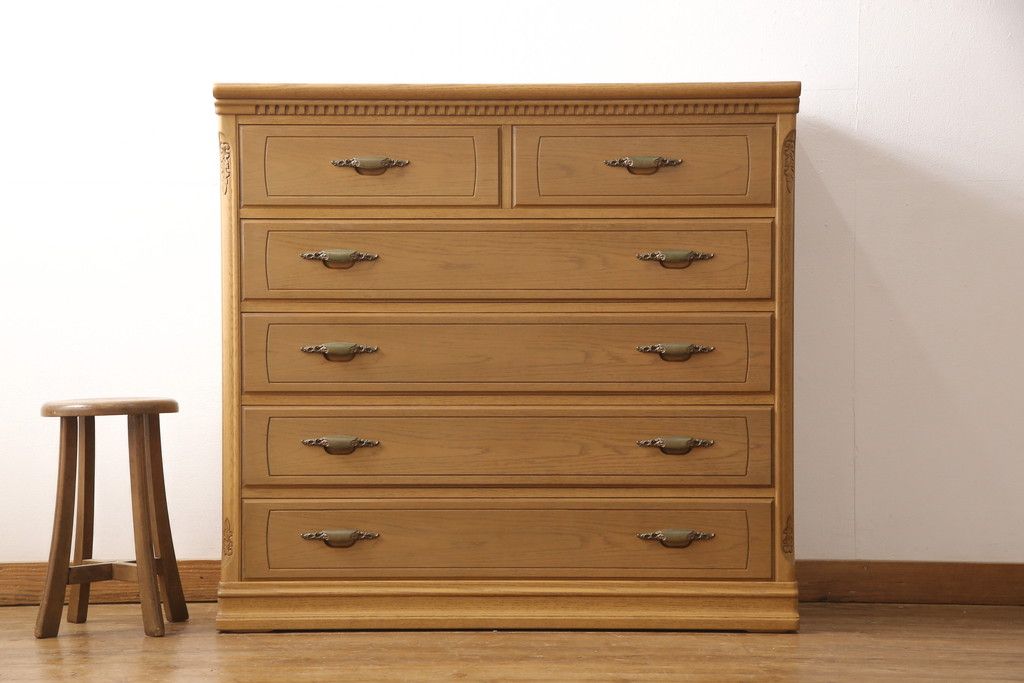 整理箪笥を小さくリメイク!奥行きをカットして、天板を固定。本体の色味に合わせて仕上げ。