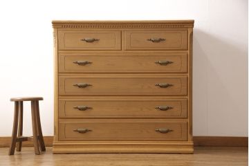 整理箪笥を小さくリメイク!奥行きをカットして、天板を固定。本体の色味に合わせて仕上げ。